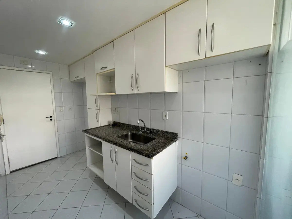 ANTES — Cozinha transformada: de branco desgastado para Kroma Azul Petróleo com acabamento de fábrica.