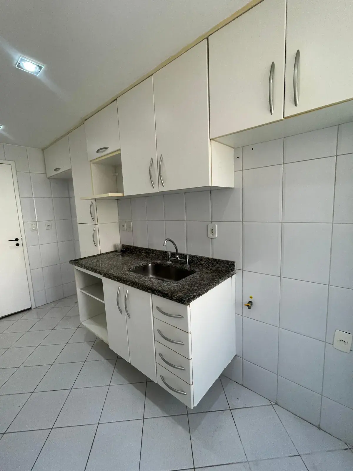 Cozinha Azul Marinho com Madeira antes do envelopamento — Aplik Decor RJ