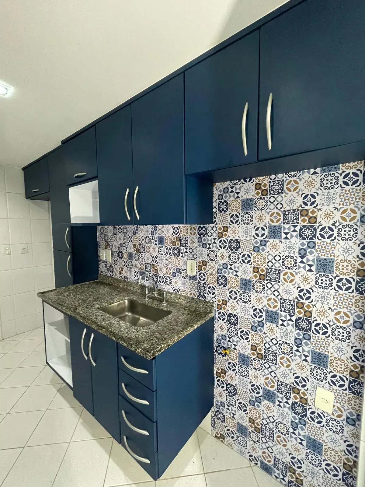 Cozinha Azul Marinho com Madeira depois do envelopamento decorativo — Aplik Decor RJ