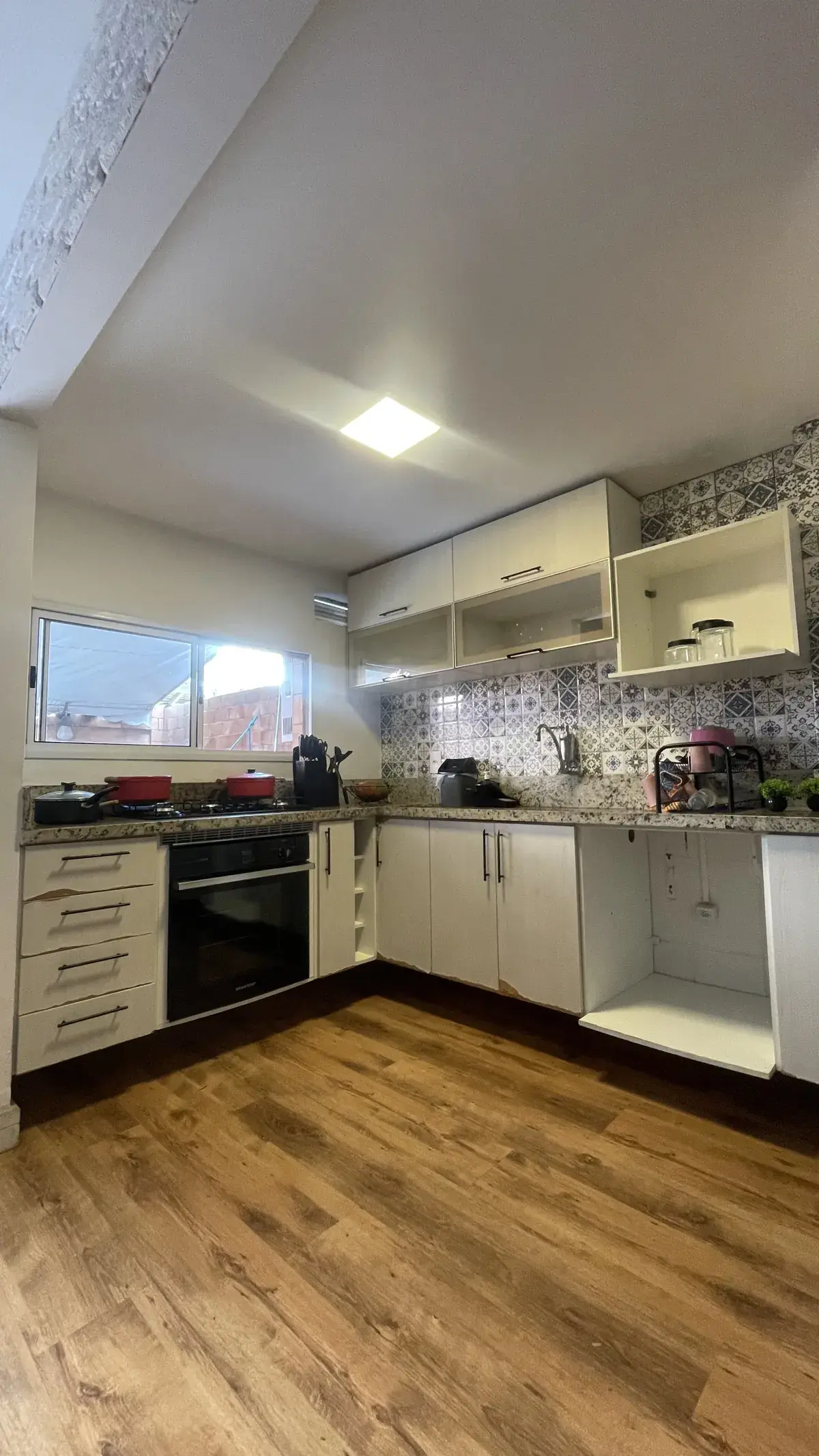 Cozinha com Azulejo Hidráulico antes do envelopamento — Aplik Decor RJ