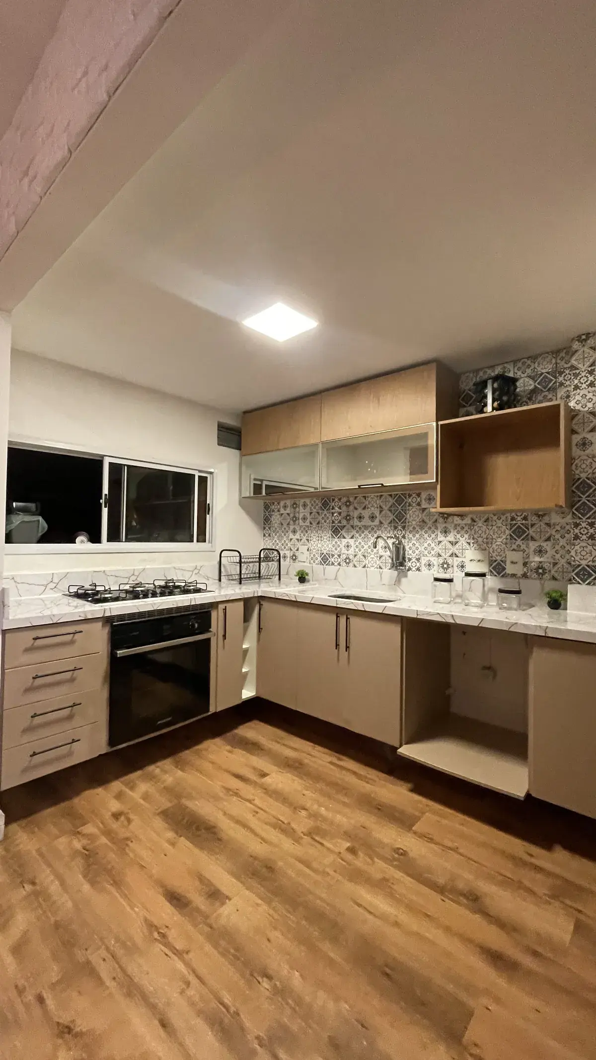 Cozinha com Azulejo Hidráulico depois do envelopamento decorativo — Aplik Decor RJ