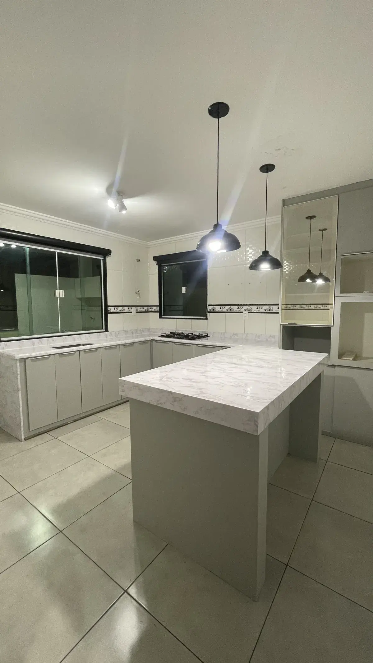 Ilha de Cozinha em Mármore Branco depois do envelopamento decorativo — Aplik Decor RJ
