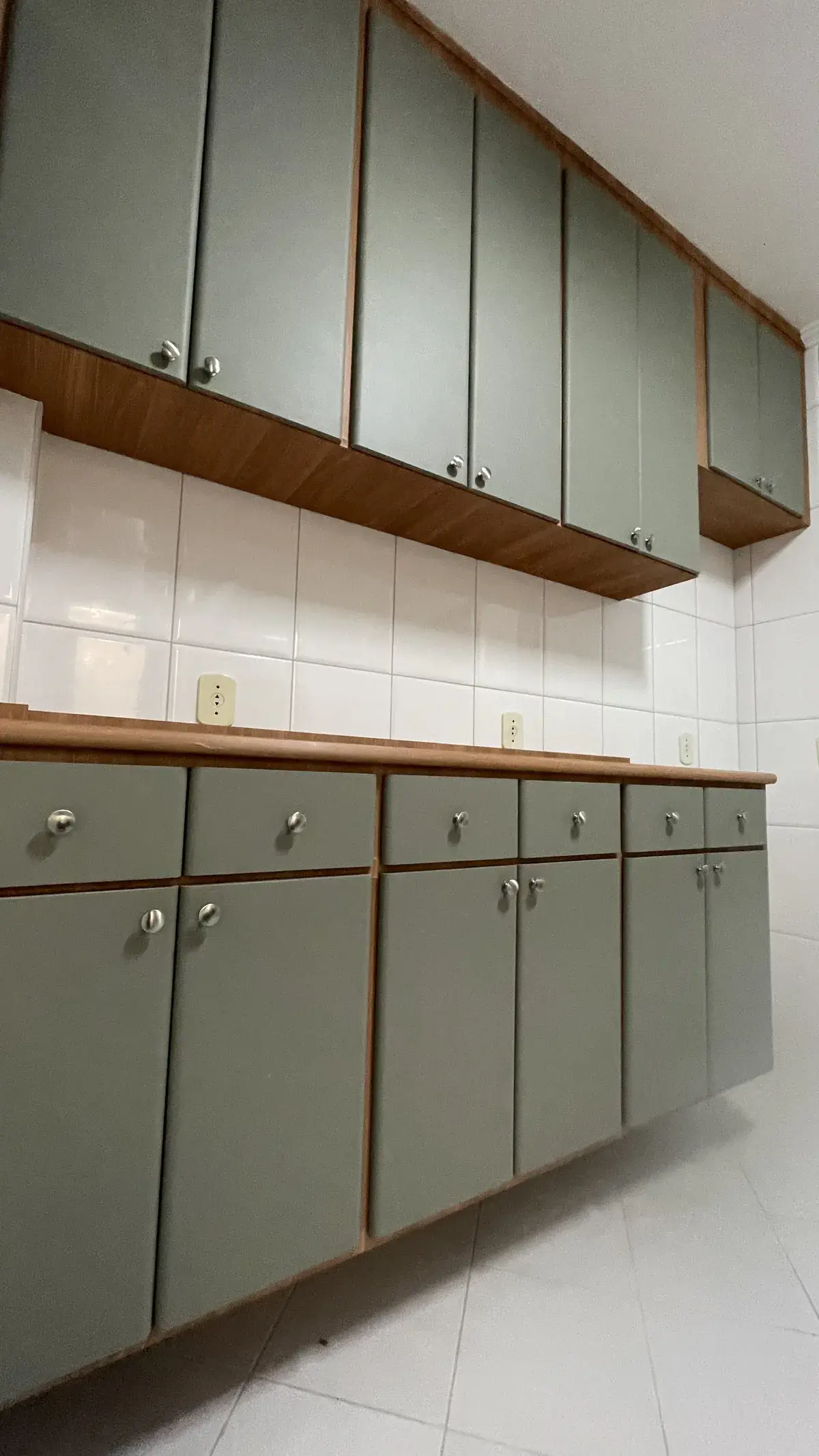 Transformação de Cozinha Planejada depois do envelopamento decorativo — Aplik Decor RJ