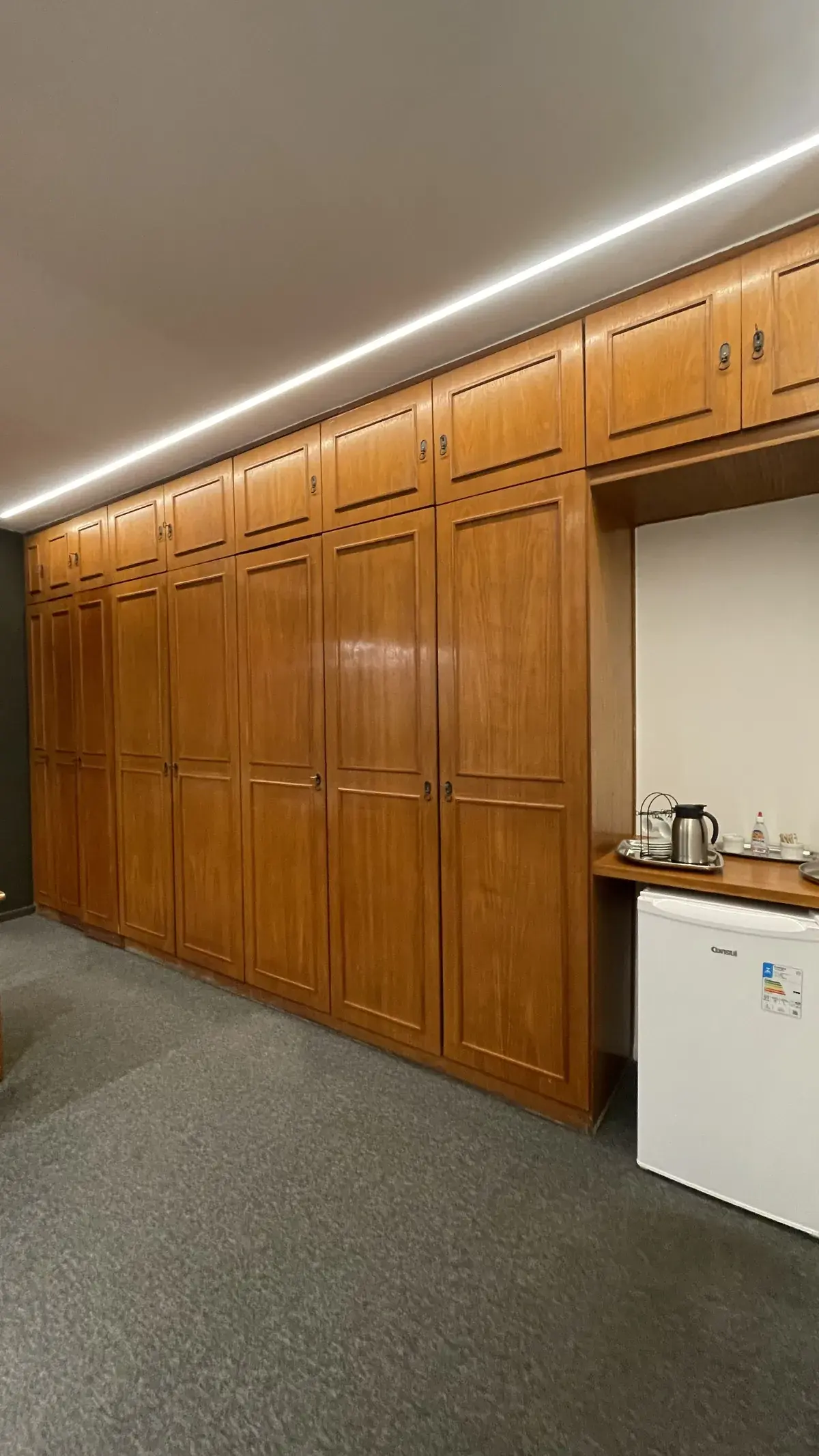 Armário de Escritório com Frigobar antes do envelopamento — Aplik Decor RJ