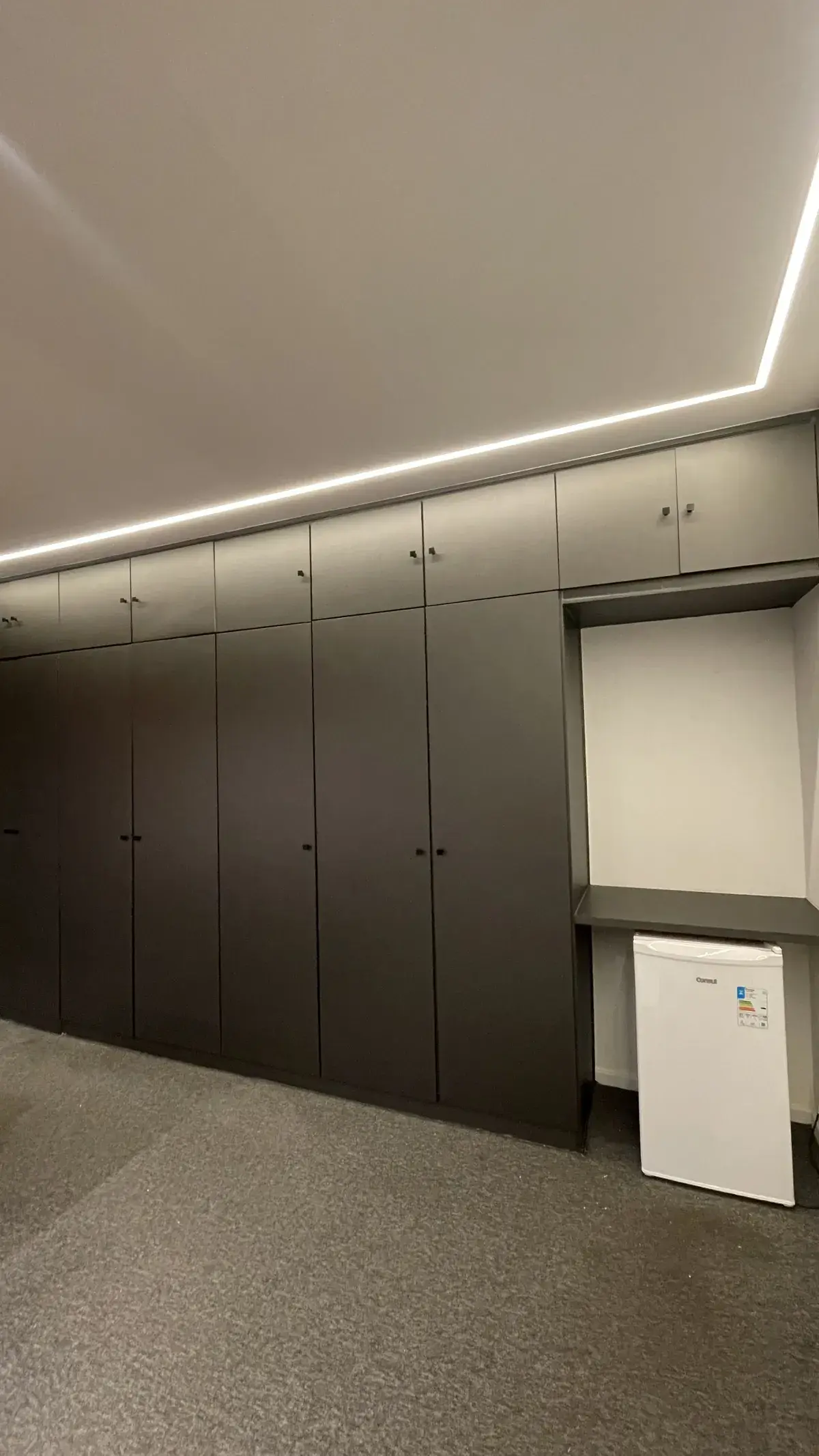 Armário de Escritório com Frigobar depois do envelopamento decorativo — Aplik Decor RJ