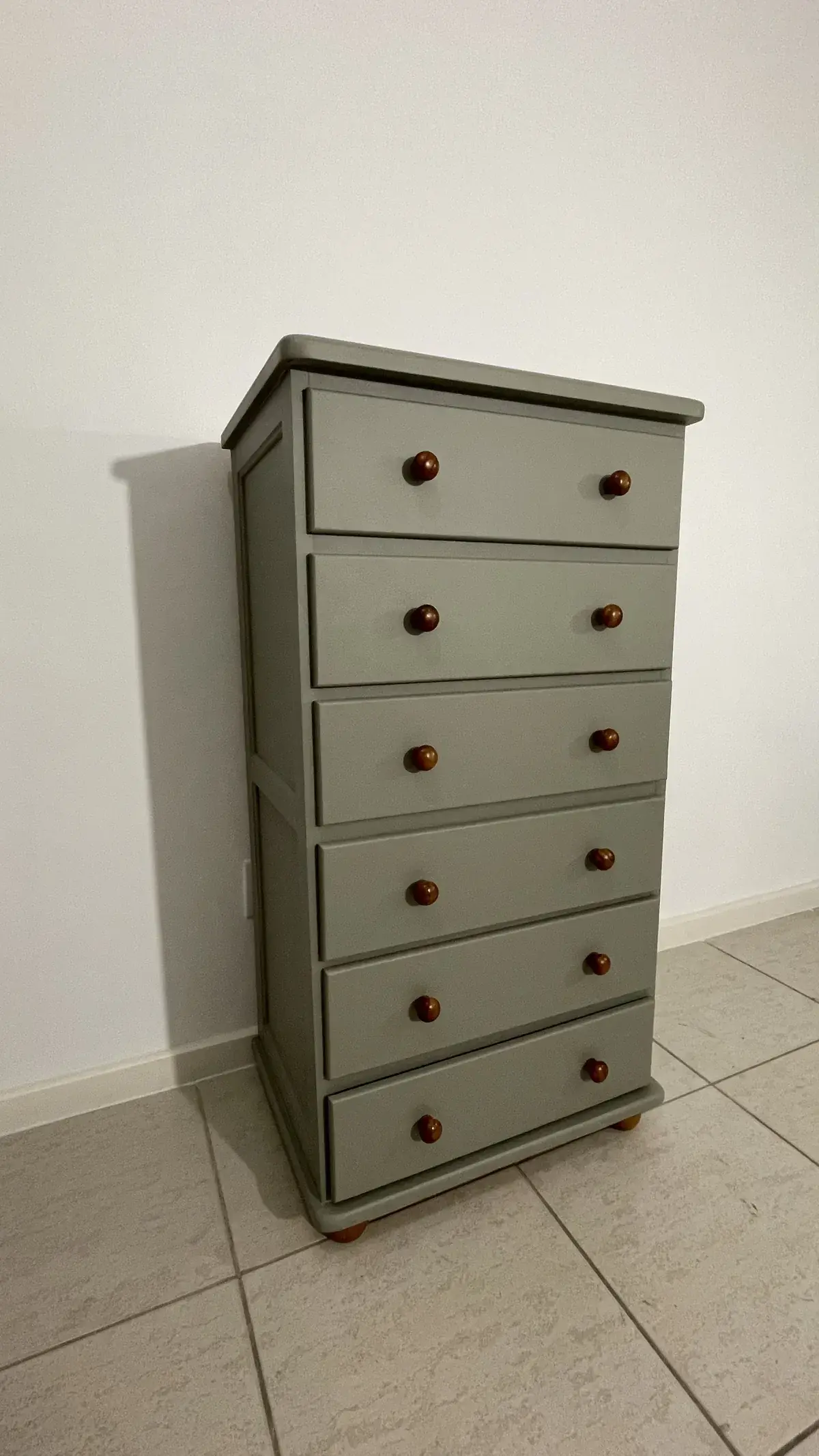 Cômoda Verde Sage depois do envelopamento decorativo — Aplik Decor RJ