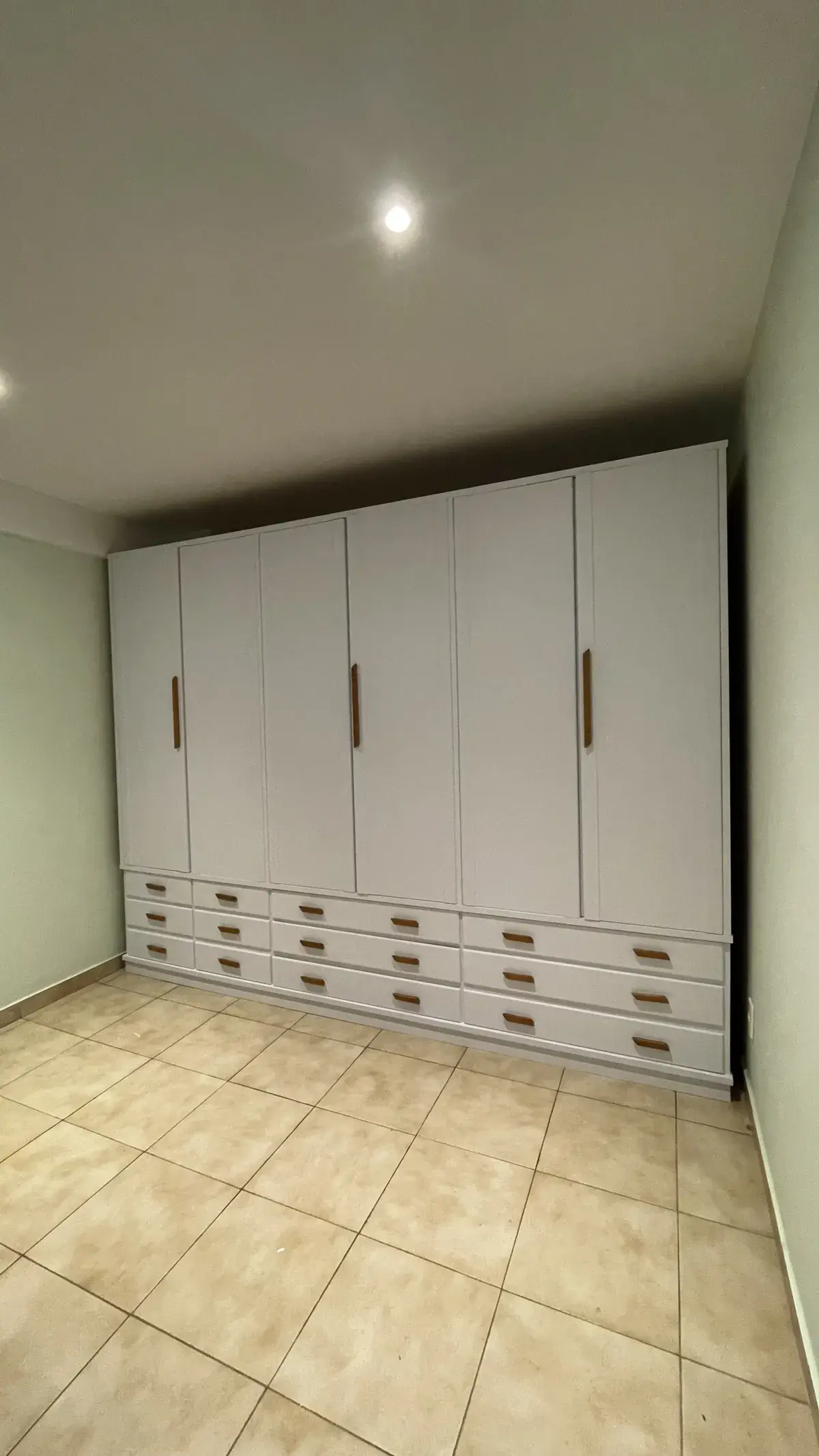 Guarda-Roupa Renovado depois do envelopamento decorativo — Aplik Decor RJ
