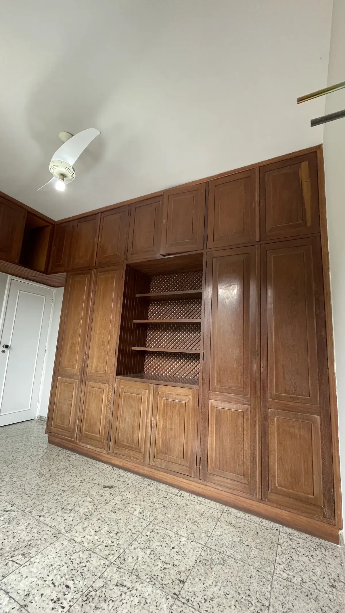 Armário Embutido Azul Petróleo antes do envelopamento — Aplik Decor RJ
