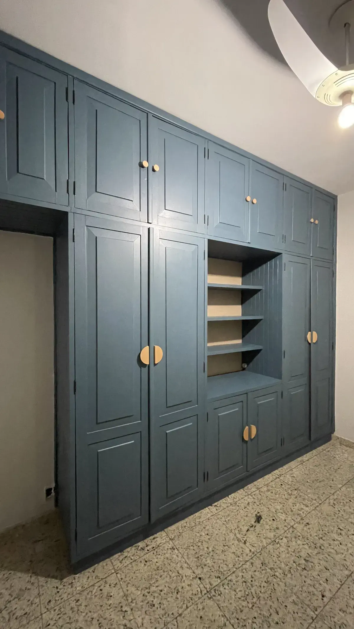 Armário Embutido Azul Petróleo depois do envelopamento decorativo — Aplik Decor RJ