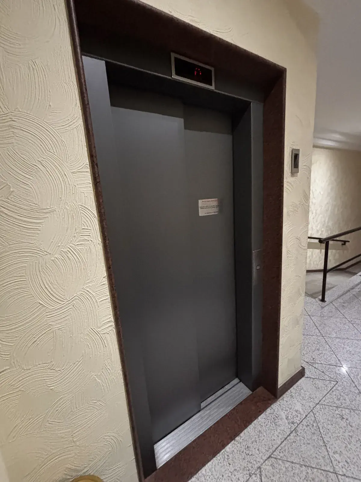 Elevador Grafite depois do envelopamento decorativo — Aplik Decor RJ