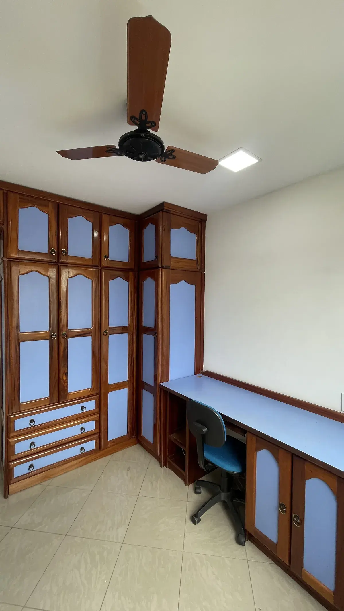 Mesa de Escritório Branca antes do envelopamento — Aplik Decor RJ