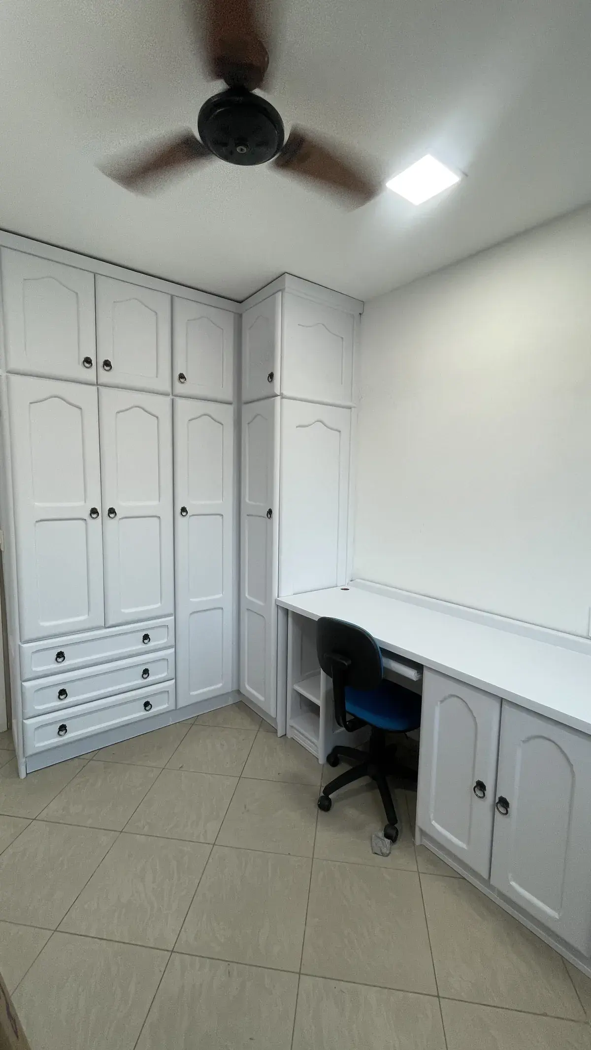 Mesa de Escritório Branca depois do envelopamento decorativo — Aplik Decor RJ