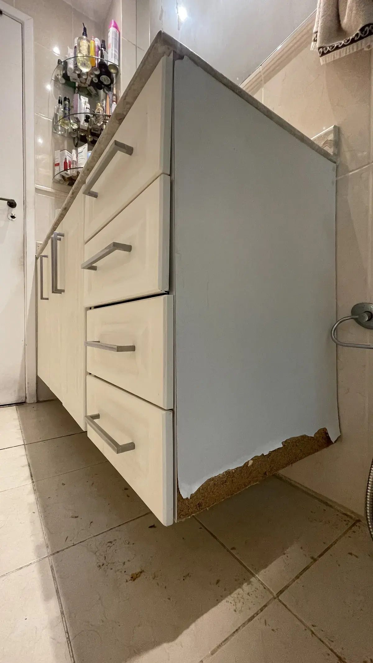 Gabinete de Pia Branco antes do envelopamento — Aplik Decor RJ