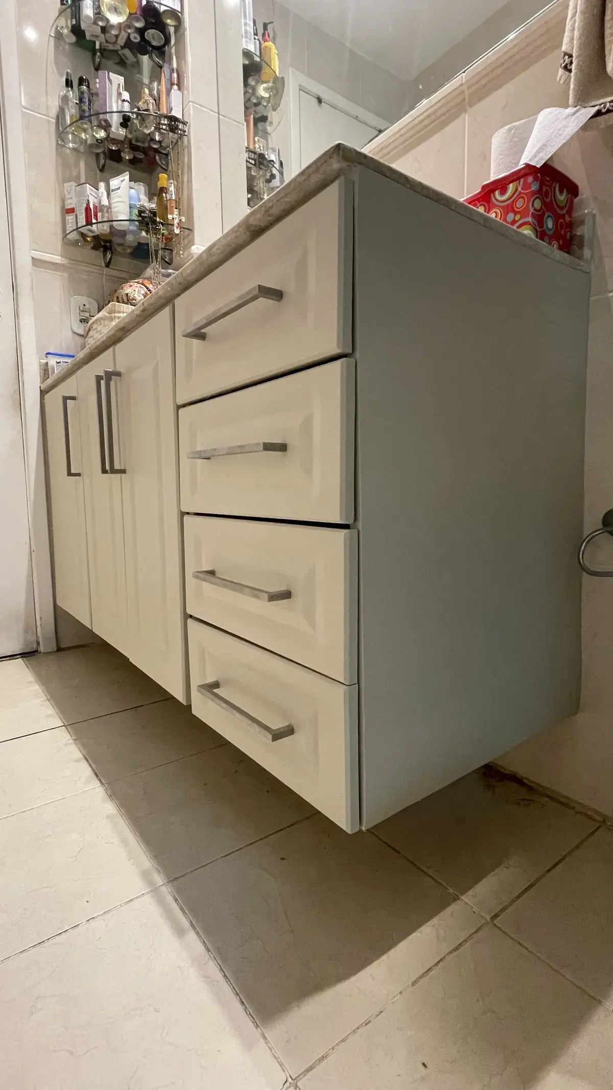 Gabinete de Pia Branco depois do envelopamento decorativo — Aplik Decor RJ