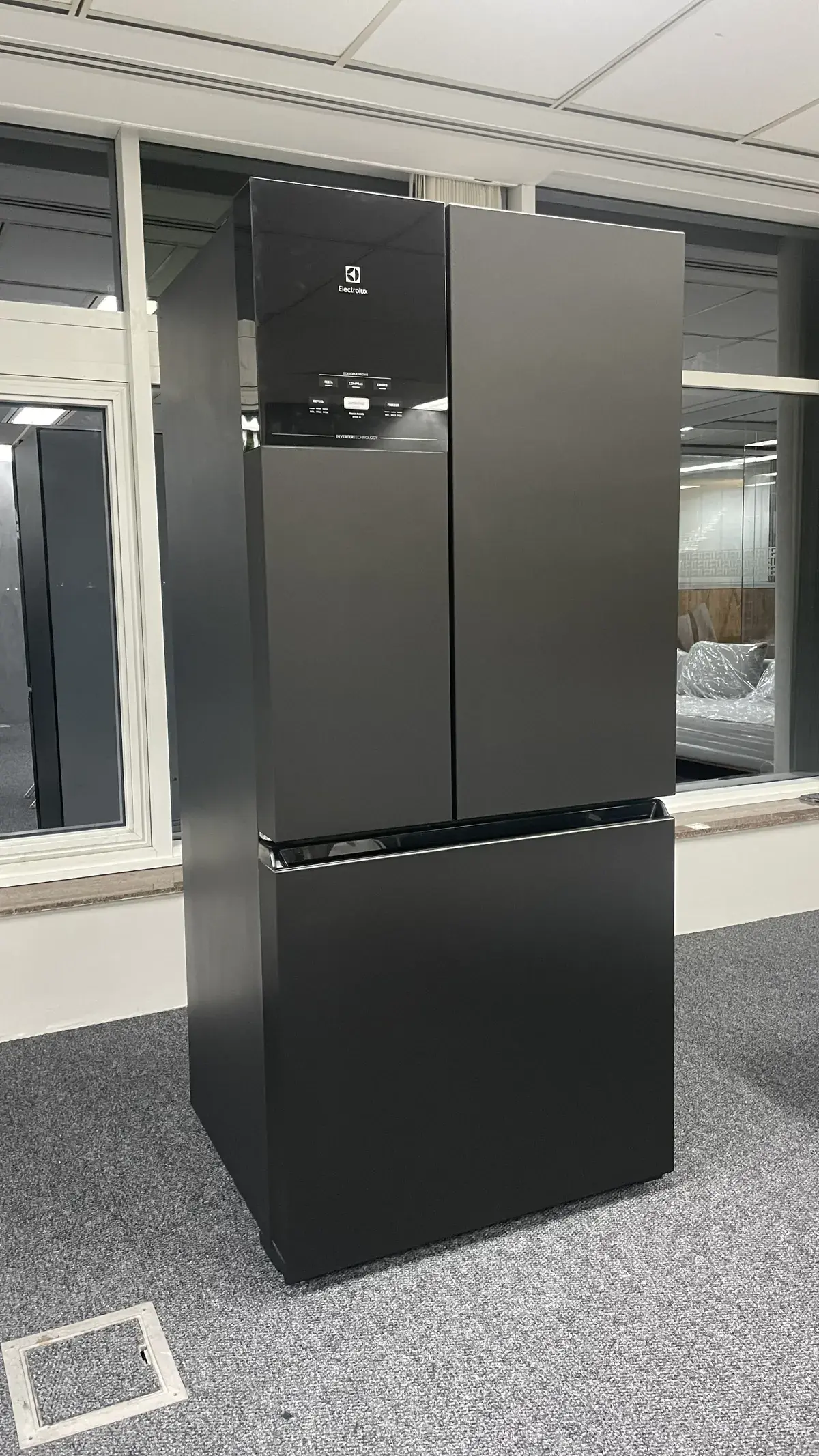 Geladeira Inox depois do envelopamento decorativo — Aplik Decor RJ