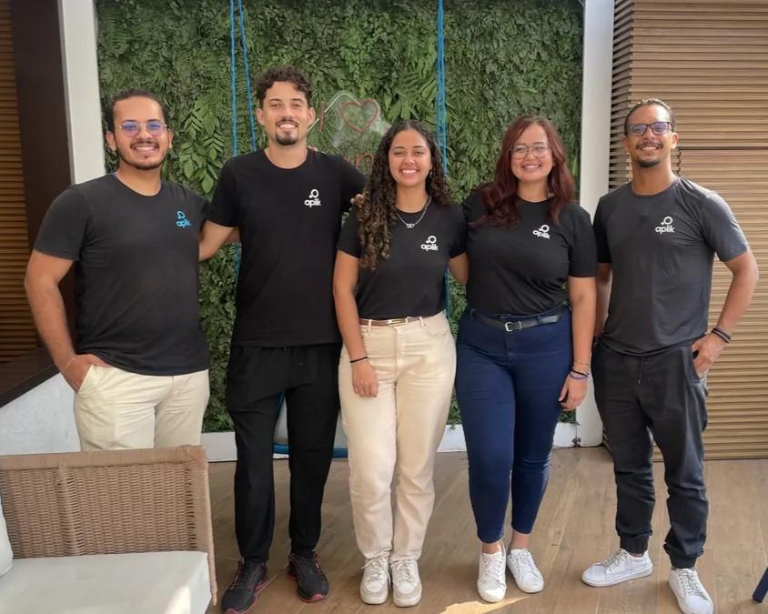 Equipe Aplik Decor reunida com uniformes da marca